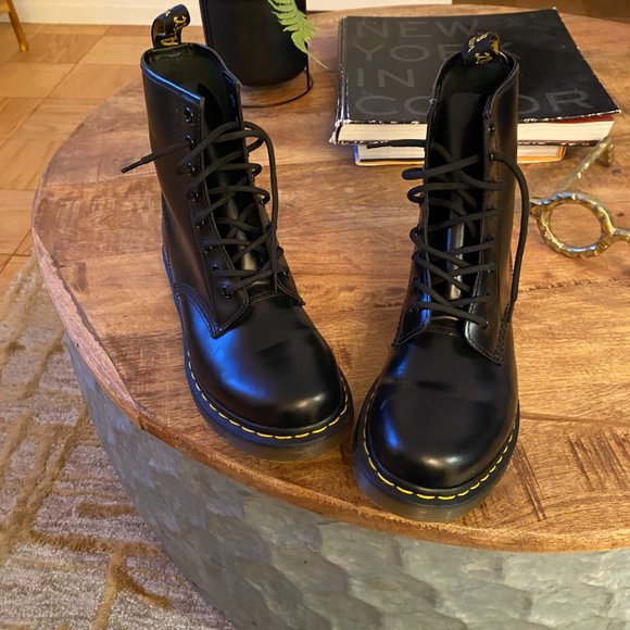 BNWOT 1460 WOMEN'S SMOOTH LEATHER LACE UP BOOTS - Picture 3 of 5